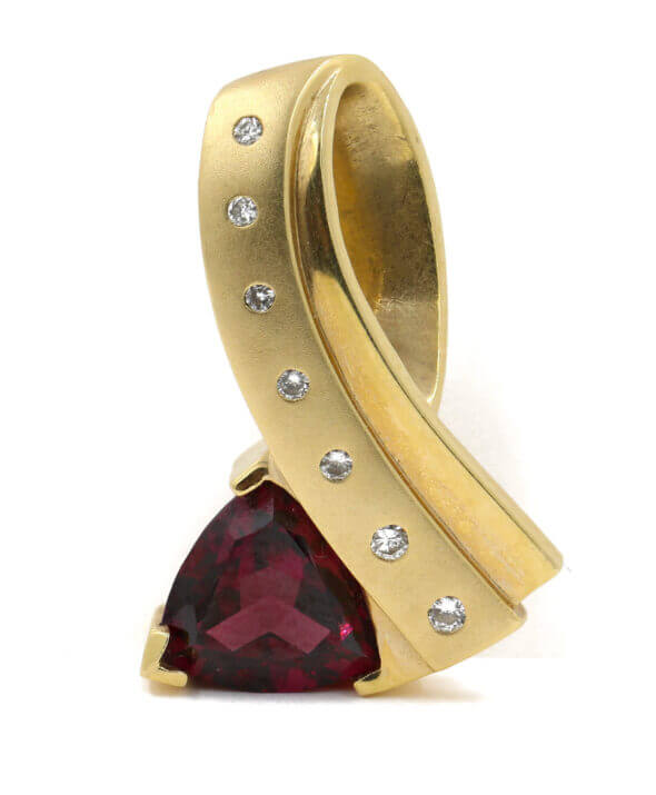 Garnet Necklace with diamonds in yellow gold