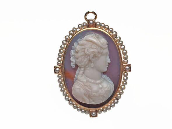 14 Karat Yellow Gold Victorian Brooch | Pendant Agate Cameo With A Pearl Frame front view