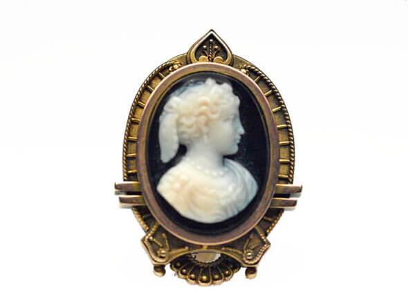 14 Karat Yellow Gold Victorian Agate Cameo Brooch