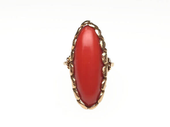 18 Karat Yellow Gold Oval Red Coral Ring front view