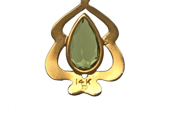 Art Nouveau 14 Karat Yellow Gold Peridot and Pearl Necklace zoomed in