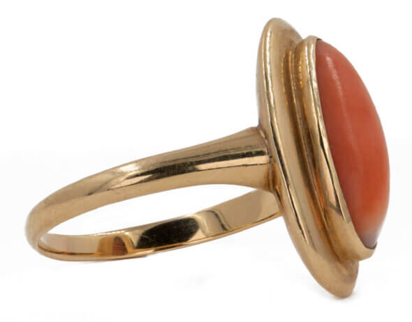 Vintage Oval Coral Ring in Yellow Gold