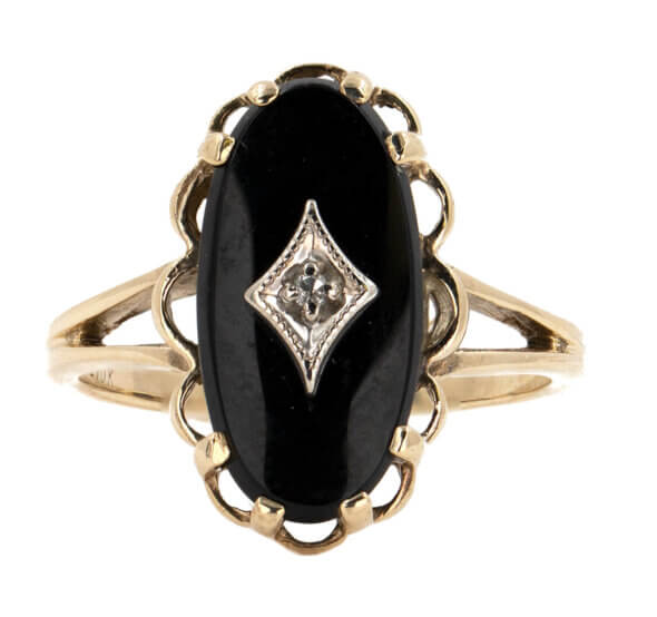 Oval Onyx Ring in 10 Karat Yellow Gold