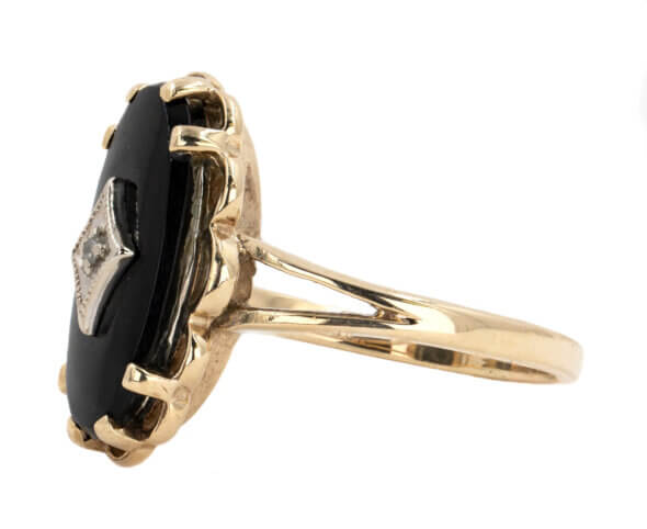 Oval Onyx Ring in 10 Karat Yellow Gold